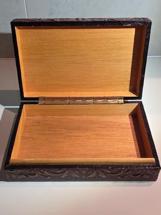 Cajas tabaqueras antiguas cuero repujado y madera