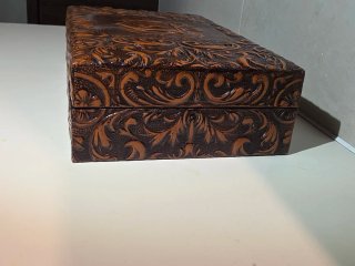 Cajas tabaqueras antiguas cuero repujado y madera