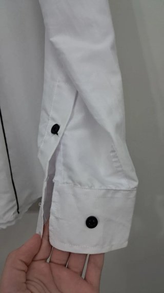 Camisa Elegante Blanca con Ribetes Negros VSKA