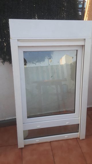 Ventana blanca con persiana