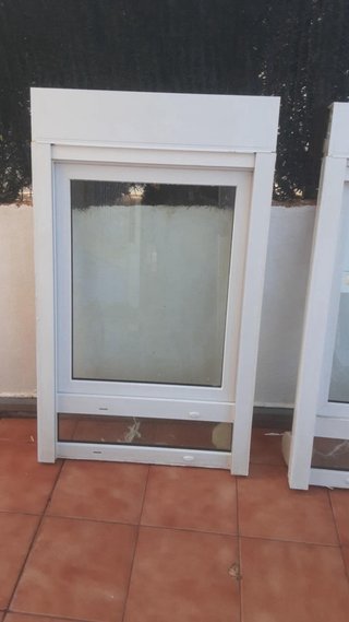 Ventana blanca con persiana