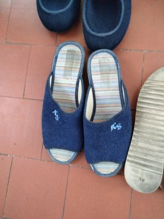Zapatillas de estar por casa        Sandalias
