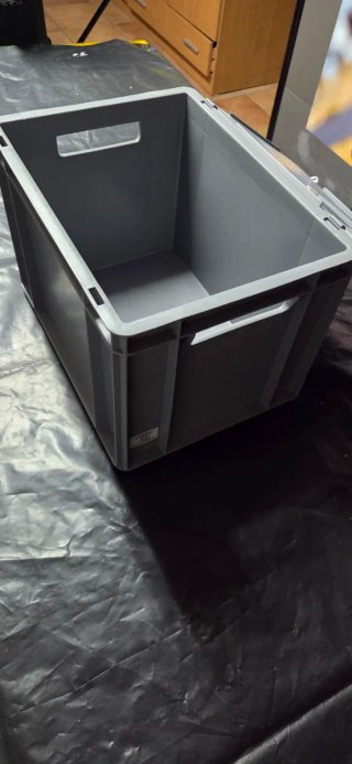 Caja de plástico gris con tapa
