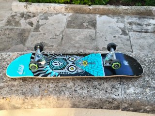 Skate infantil con casco