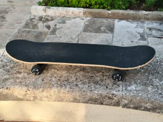 Skate infantil con casco