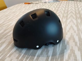 Skate infantil con casco