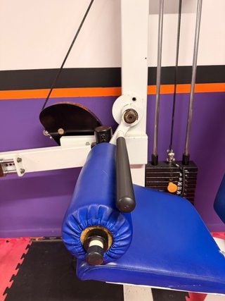 Máquina de gimnasio para femoral