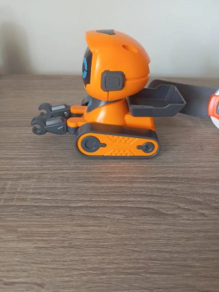 Robot naranja con mando reloj