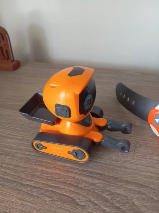 Robot naranja con mando reloj