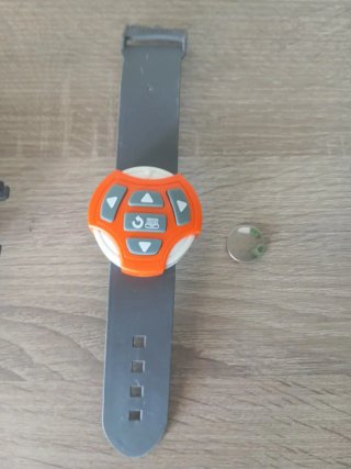 Robot naranja con mando reloj