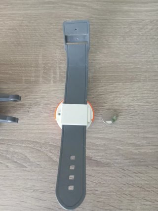 Robot naranja con mando reloj