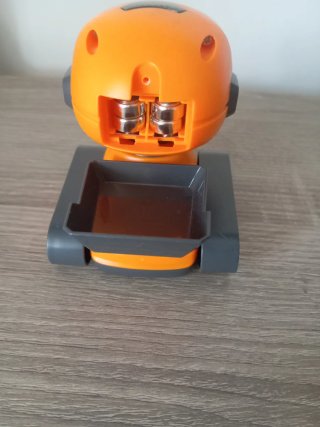 Robot naranja con mando reloj