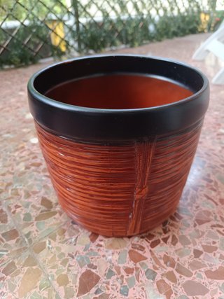 Macetero de cerámica y soporte madera