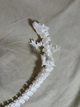 Dragón articulado 3D blanco.
