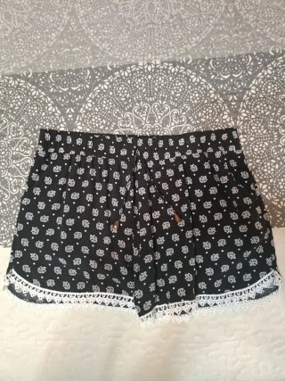 Pantalones cortos negros con estampado blanco