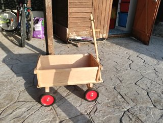 Carrito de madera con ruedas rojas