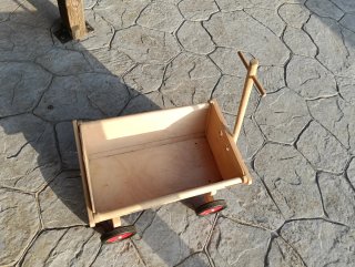 Carrito de madera con ruedas rojas