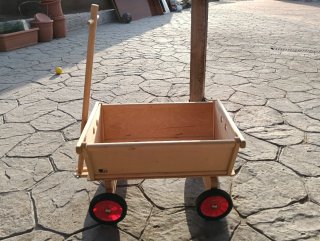 Carrito de madera con ruedas rojas