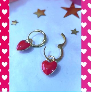 Coquetos Pendientes Corazón Dorados y Rojos