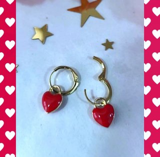 Coquetos Pendientes Corazón Dorados y Rojos