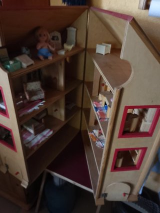 Casita de muñecas de madera