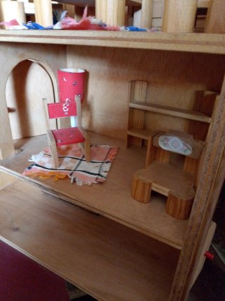 Casita de muñecas de madera