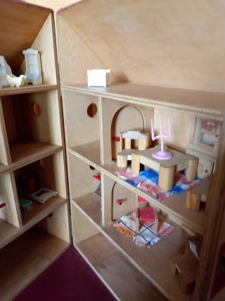 Casita de muñecas de madera