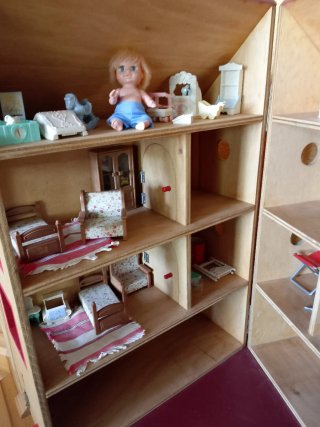 Casita de muñecas de madera