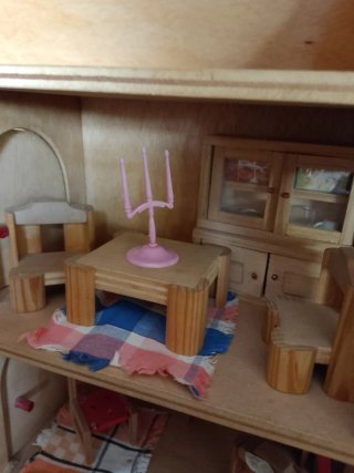 Casita de muñecas de madera