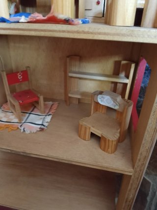 Casita de muñecas de madera