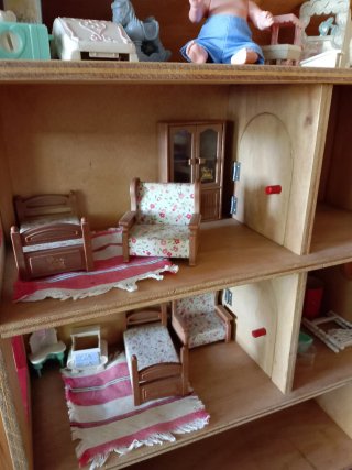 Casita de muñecas de madera