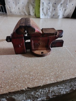 Tornillo de banco rojo