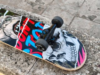Skate con casco