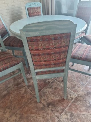 Mesa extensible y 7 sillas de comedor de madera