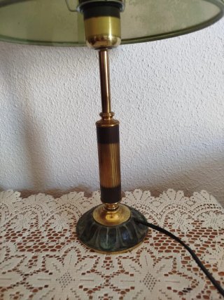Lámpara de mesa dorada y verde