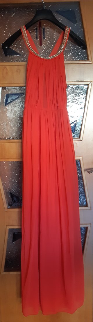 Vestido fiesta rojo. adornos dorados con etiqueta