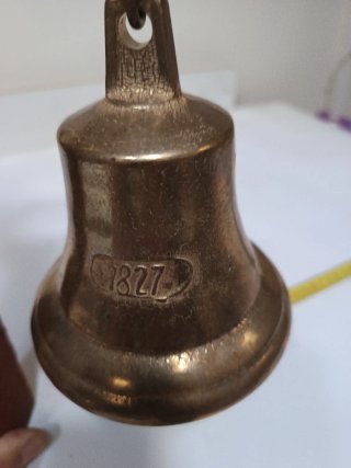 Campana decorativa de bronce con ancla