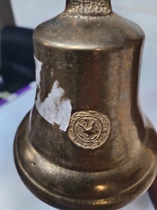 Campana decorativa de bronce con ancla