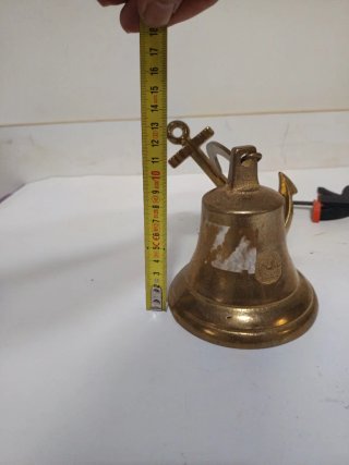Campana decorativa de bronce con ancla