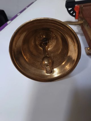 Campana decorativa de bronce con ancla