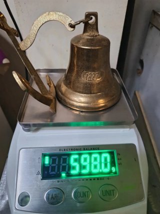 Campana decorativa de bronce con ancla