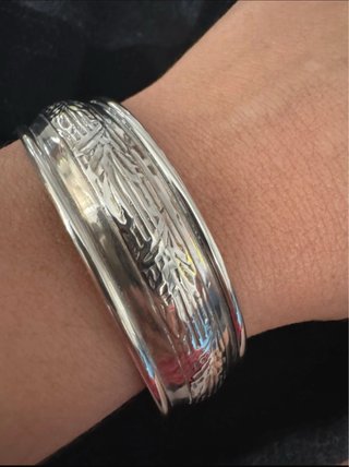 Brazalete rígido vintage plateado con grabado flor
