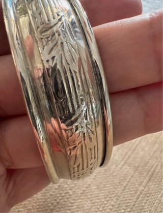 Brazalete rígido vintage plateado con grabado flor