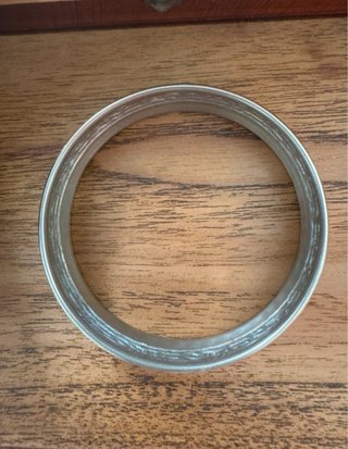 Brazalete rígido vintage plateado con grabado flor