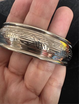 Brazalete rígido vintage plateado con grabado flor