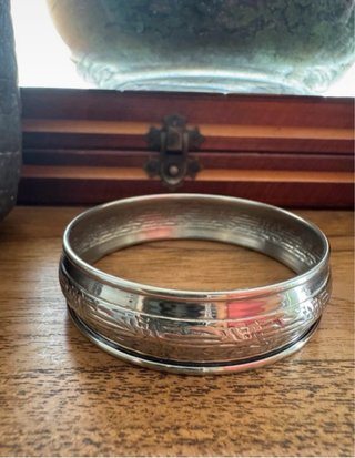Brazalete rígido vintage plateado con grabado flor