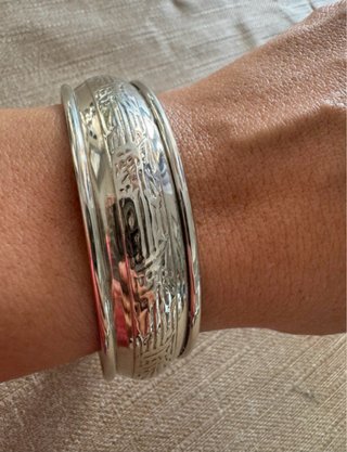 Brazalete rígido vintage plateado con grabado flor