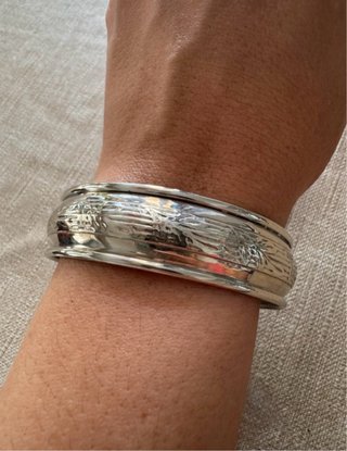 Brazalete rígido vintage plateado con grabado flor
