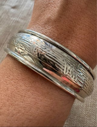 Brazalete rígido vintage plateado con grabado flor