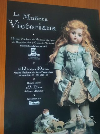 Póster La Muñeca Victoriana Bienal Antiguas